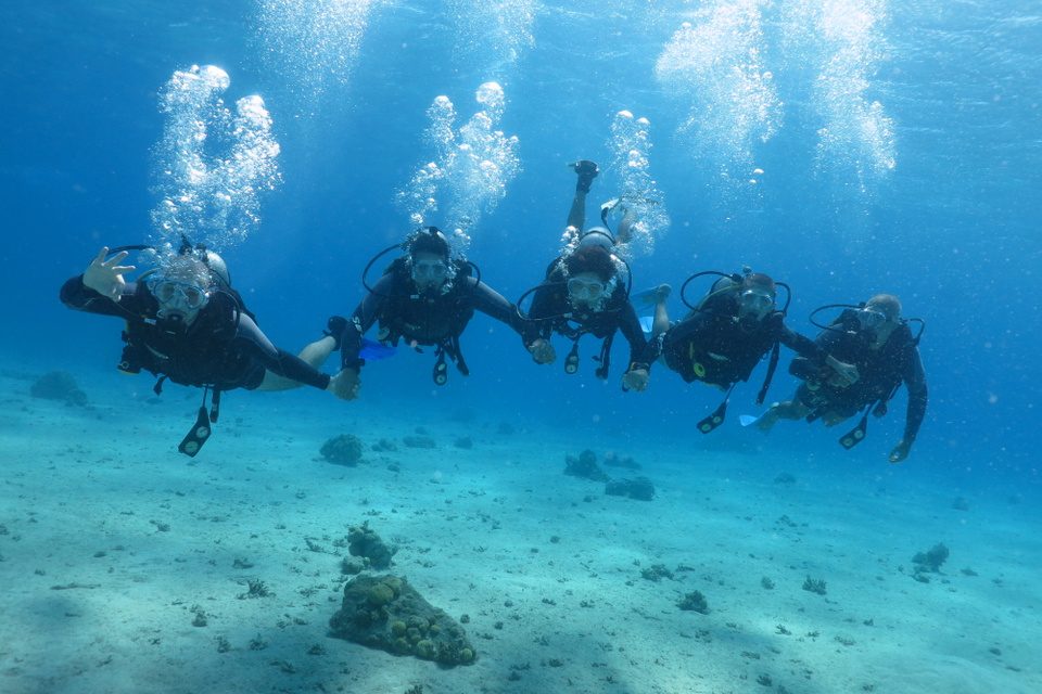 students on open water and advanced open water course in eilat