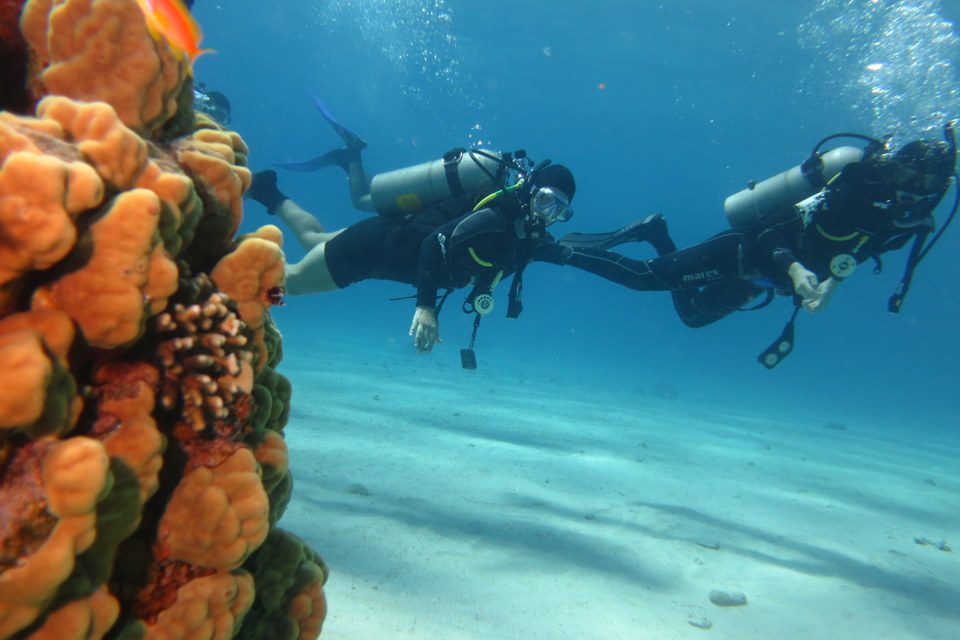 two students on advnaced open water diver course in eilat